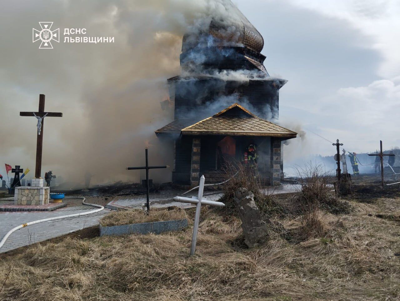 На Львівщині спалахнула дерев’яна церква – пам’ятка архітектури національного значення. Фото та відео