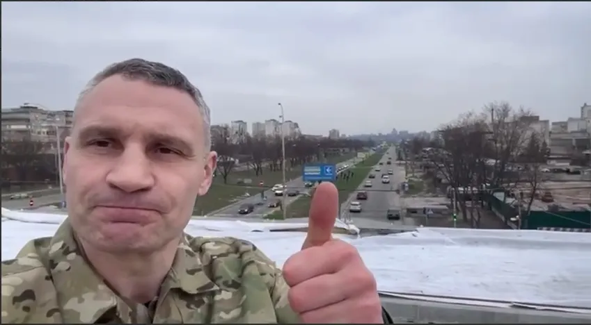 Делаем все, чтобы открыть движение к маю: Кличко показал, как строят новый путепровод на Оболони в Киеве. Видео