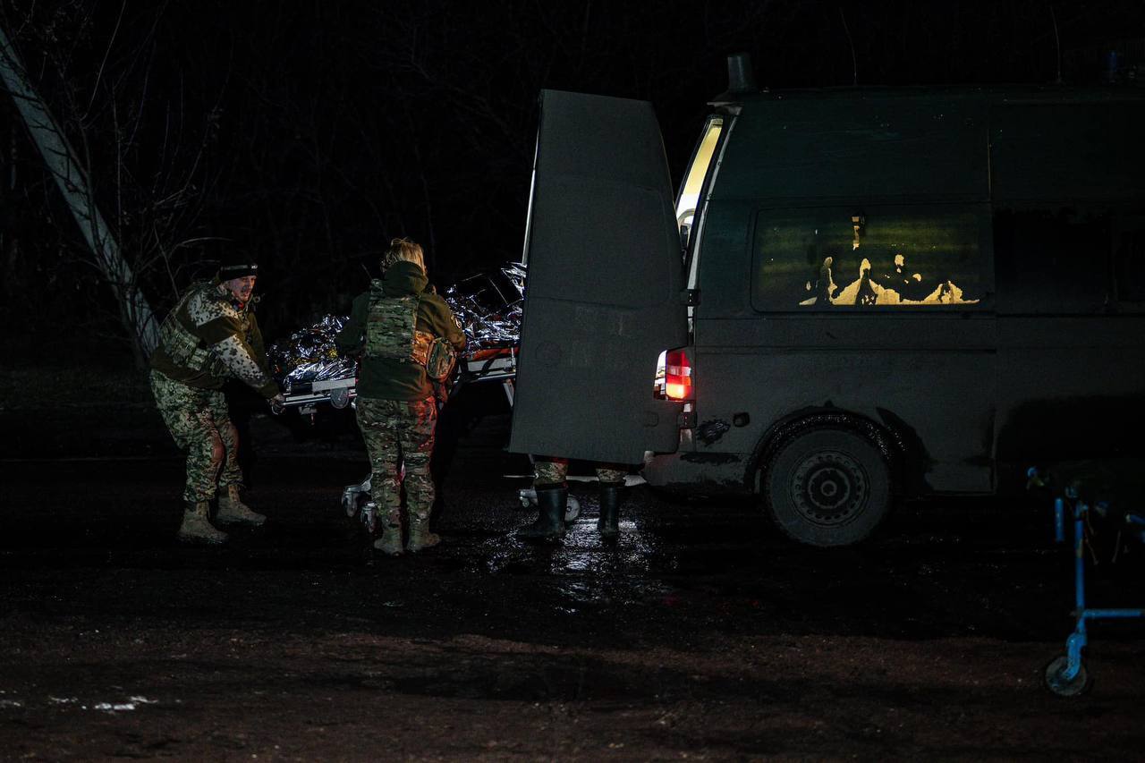 Зеленский показал тяжелые будни боевых медиков, спасающих жизнь украинских воинов на передовой