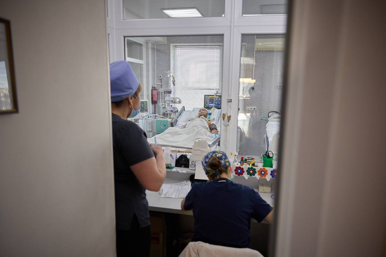 Зеленський показав важкі будні бойових медиків, які рятують життя українських воїнів на передовій