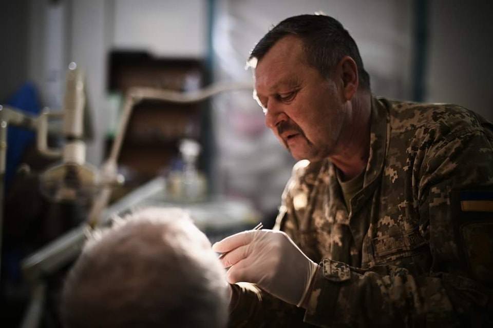 Зеленський показав важкі будні бойових медиків, які рятують життя українських воїнів на передовій