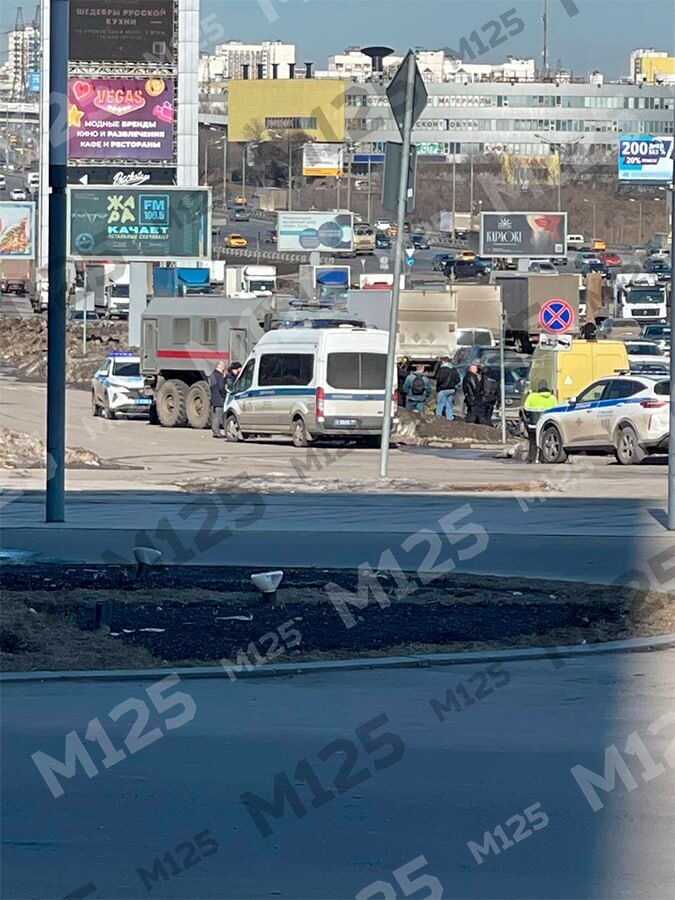 "А что происходит?" Россияне за несколько часов до теракта зафиксировали у "Крокуса" автомобили спецслужб. Фото