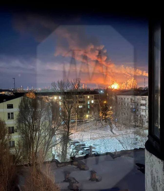 В России, вероятно, после атаки БПЛА вспыхнул Новокуйбышевский НПЗ: все детали
