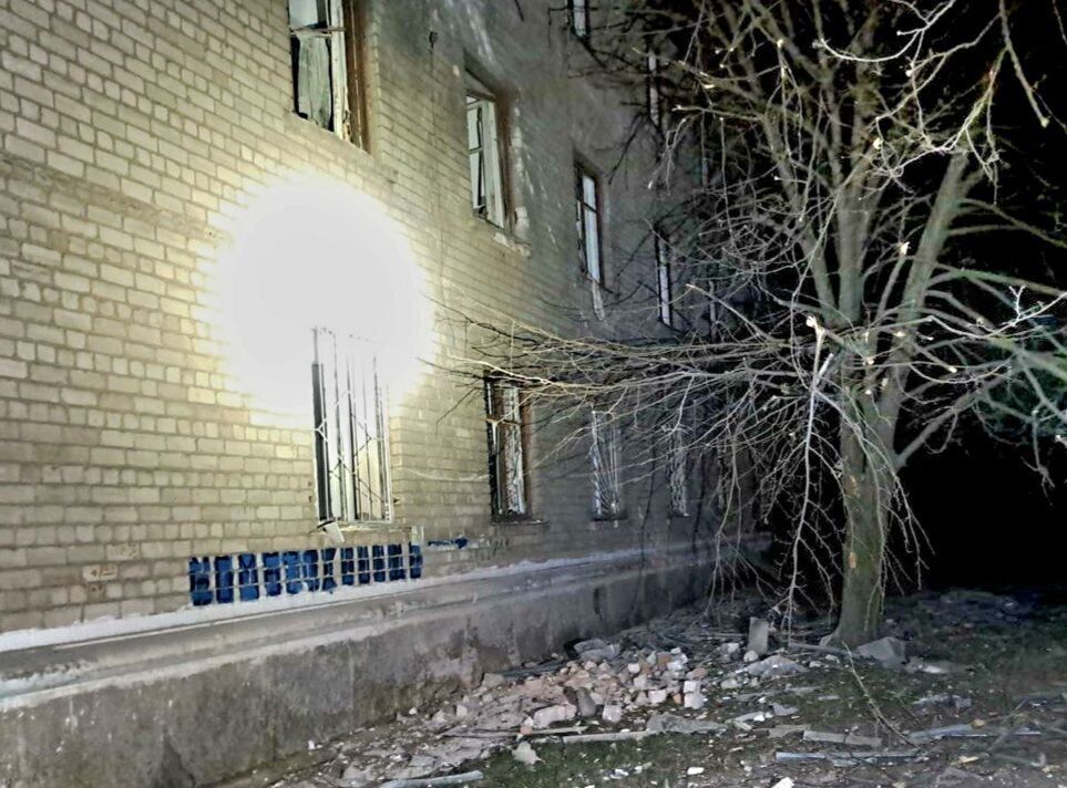 На Дніпропетровщині армія РФ влучила в енергетичний об’єкт та коледж: фото руйнувань