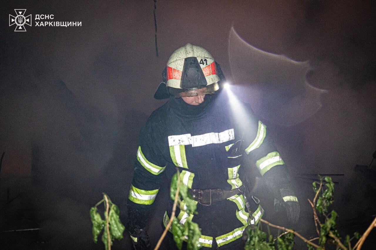 Пострадали спасатель и полицейский: появились новые детали ночных обстрелов Харькова. Фото