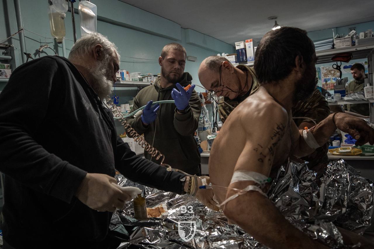 Зеленский показал тяжелые будни боевых медиков, спасающих жизнь украинских воинов на передовой