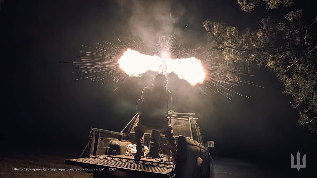 З'явилися фото та відео нічного полювання оборонців України на ворожі "Шахеди"