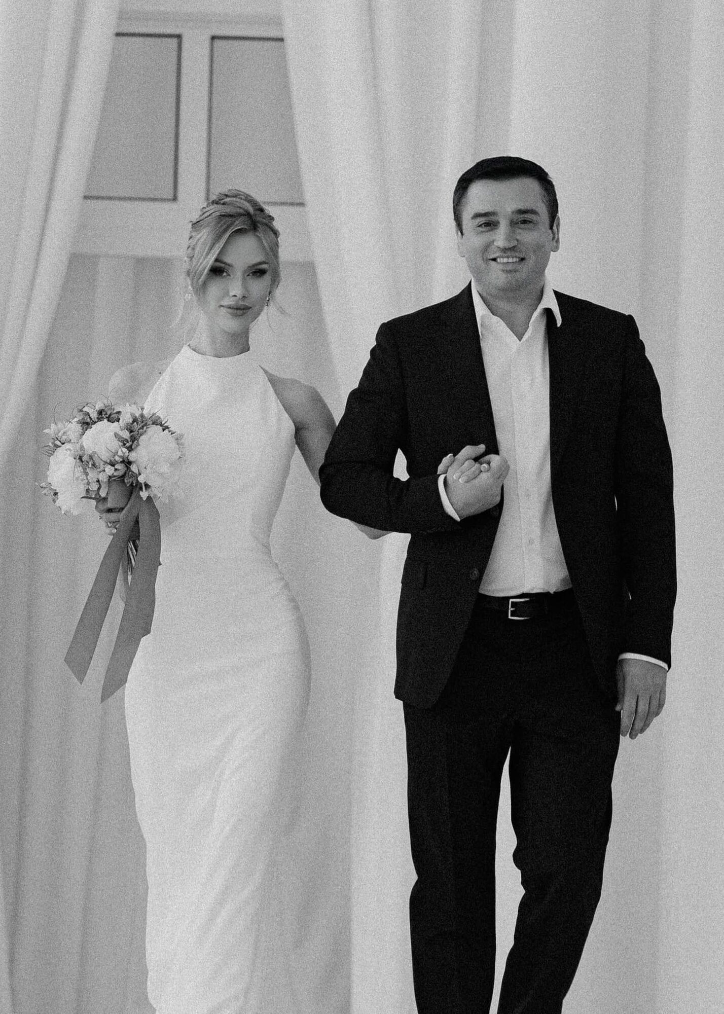 "Міс Україна Всесвіт 2022" Вікторія Апанасенко вперше показала свого чоловіка після року шлюбу: що відомо про її обранця-чиновника. Фото