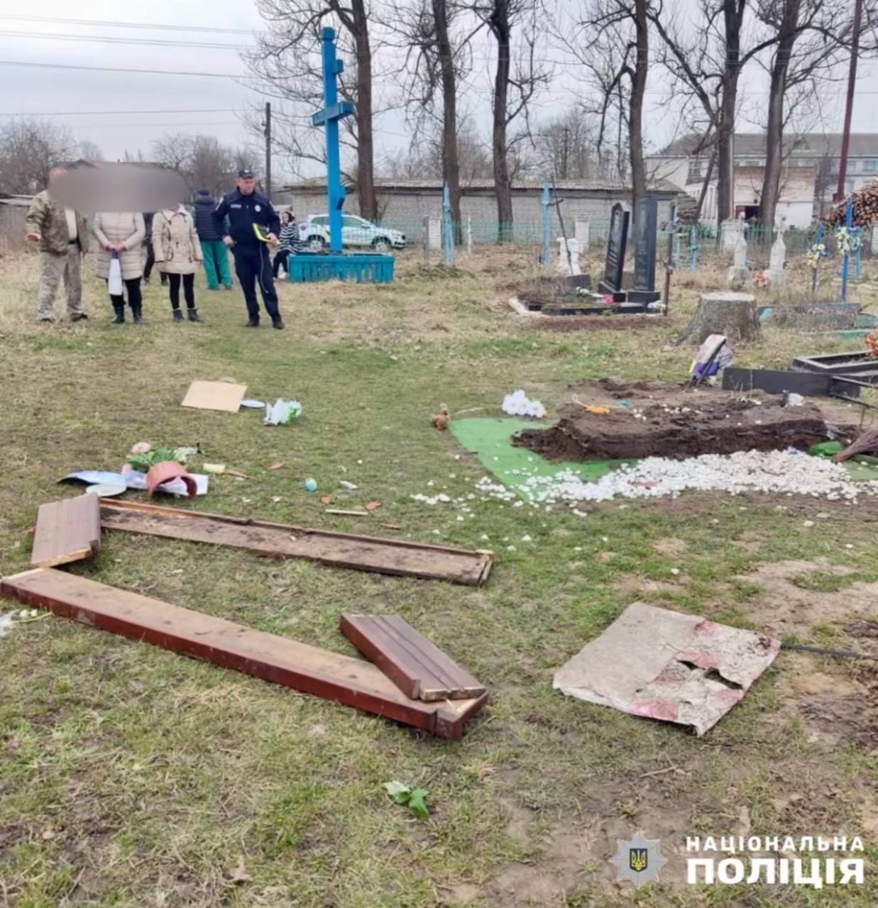 На Житомирщині чоловік розтрощив могилу військового, його затримали. Фото