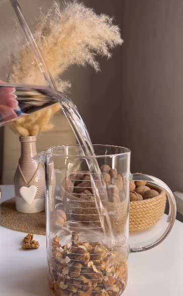 Смачне рослинне молоко до кави, яке можна у піст: з чого приготувати в домашніх умовах