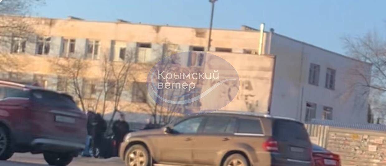 Появились вероятные фото последствий прилета в центр связи ЧФ РФ в оккупированном Севастополе