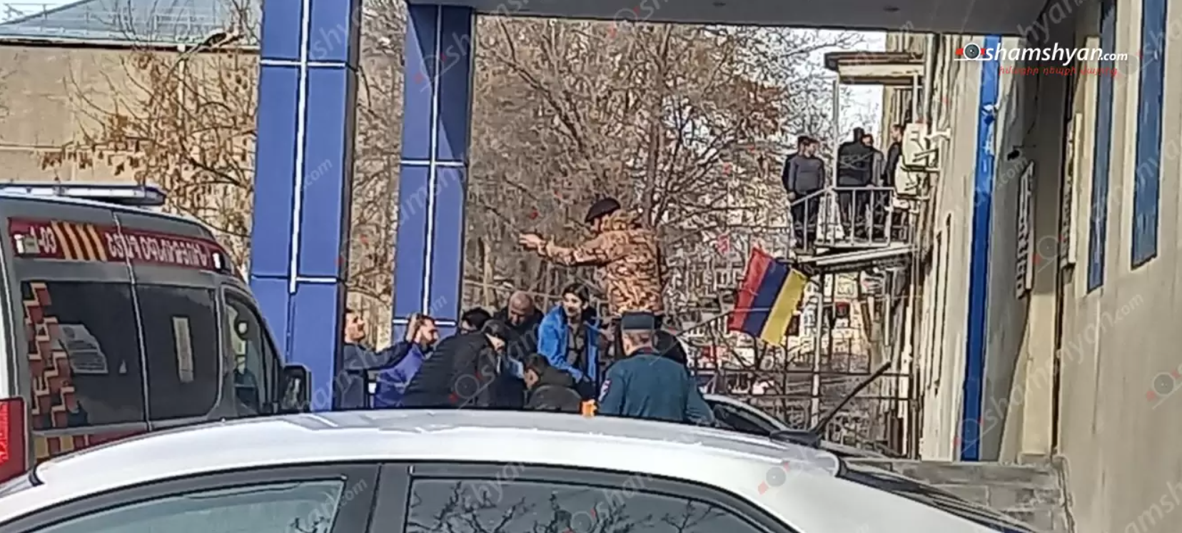 В Ереване люди с оружием ворвались в отделение полиции: возбуждено дело о терроризме. Фото и видео