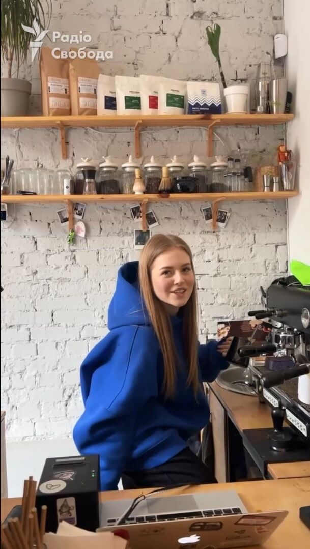 "Все будет Украина": в Киеве на Печерске девушка после обстрела продолжила готовить кофе клиентам. Видео