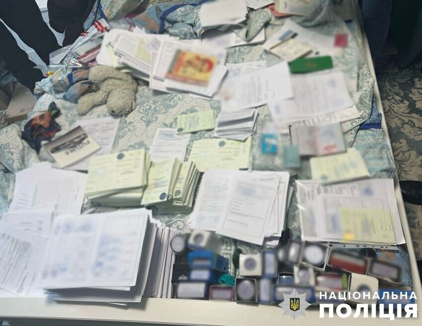 В Киеве мужчина наладил "бизнес" по изготовлению поддельных медицинских документов. Подробности и видео