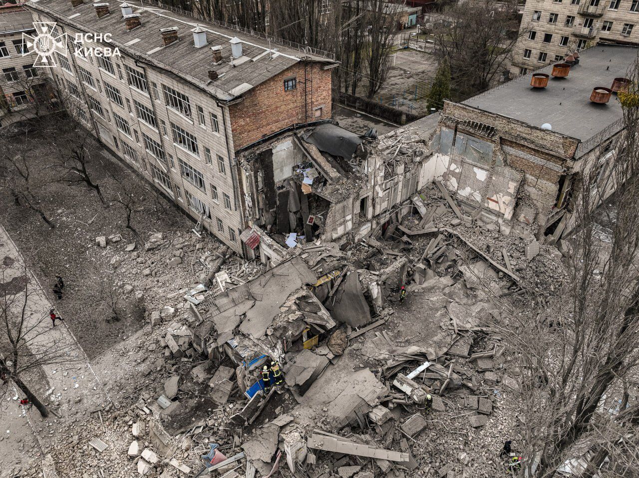 В Киеве во время воздушной тревоги прогремели взрывы, из-за падения обломков есть разрушения и пострадавшие. Фото