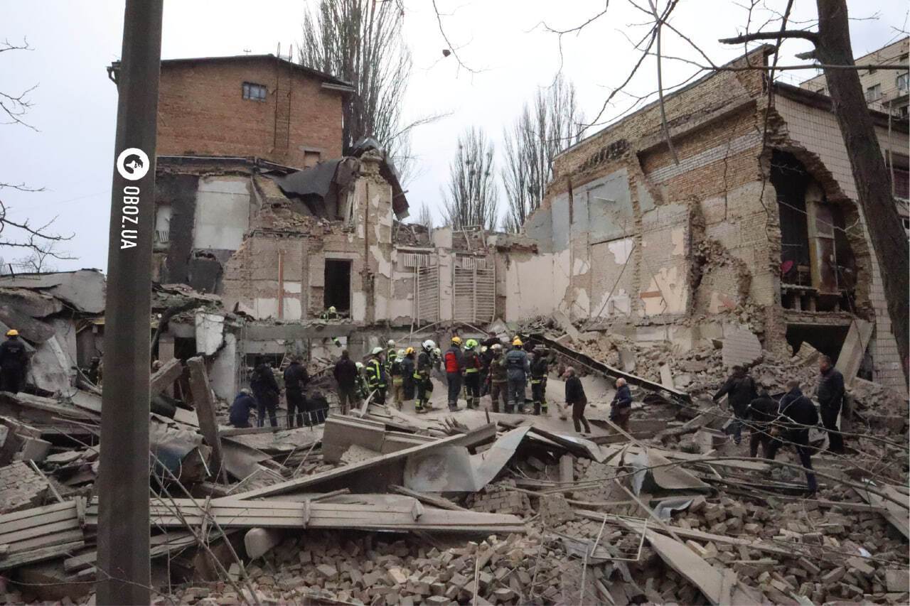У Києві під час повітряної тривоги прогриміли вибухи, унаслідок падіння уламків є руйнування й постраждалі. Фото