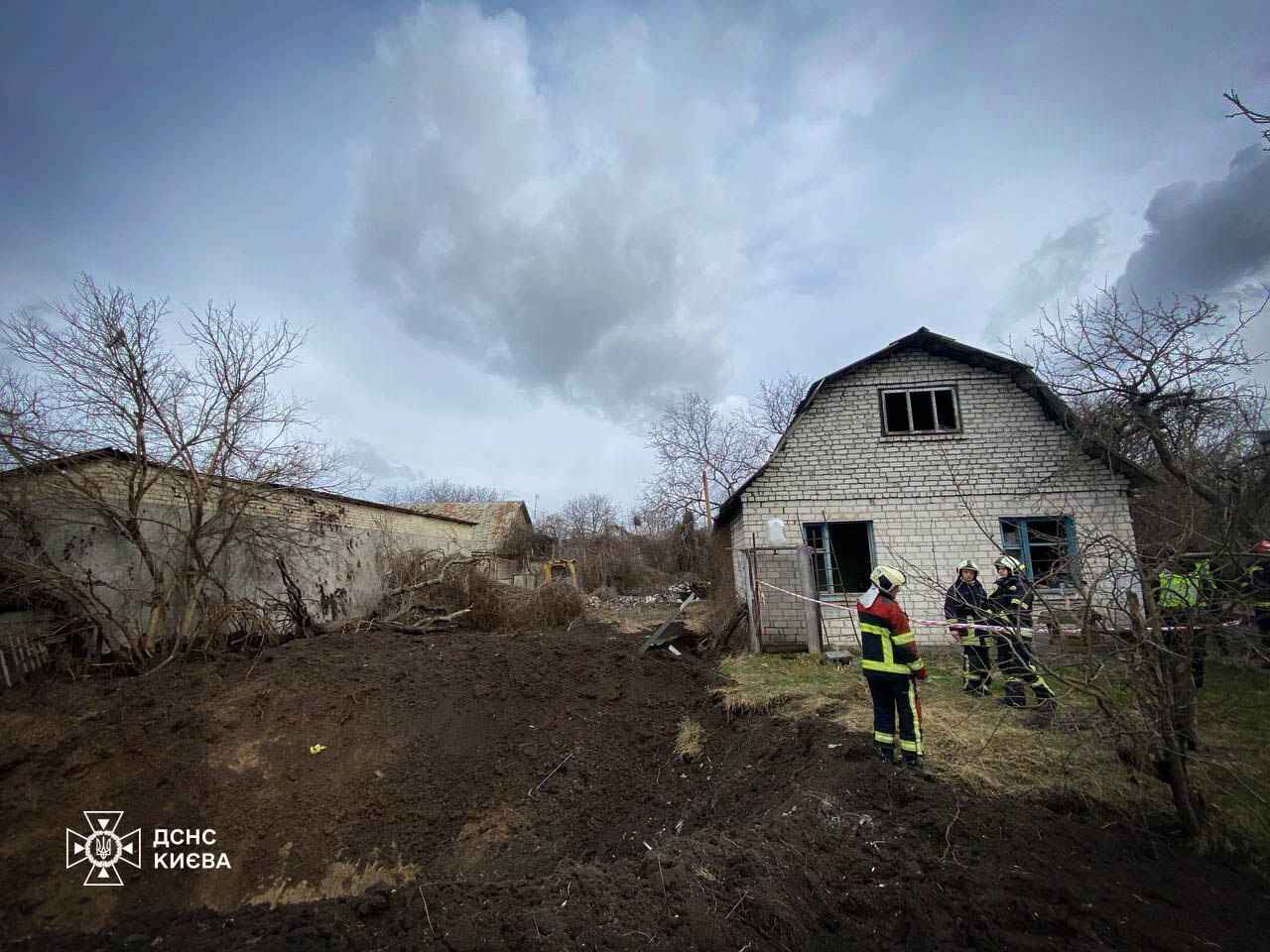 Велика вирва та пошкоджений приватний будинок: наслідки ракетної атаки у Солом’янському районі Києва. Фото
