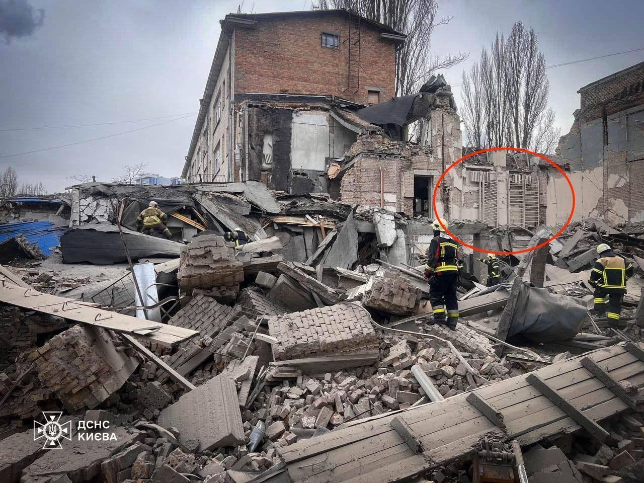 У Києві уламок російської ракети зруйнував частину будівлі Академії дизайну імені Бойчука. Фото, відео і подробиці