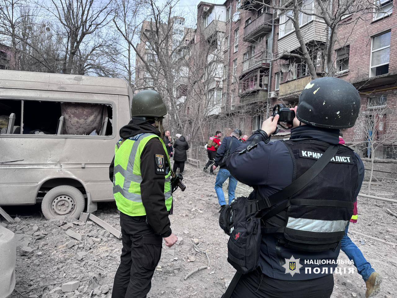 Уничтожен спортзал учебного заведения, есть пострадавшие: последствия ракетных обстрелов на Печерске в Киеве. Фото и видео
