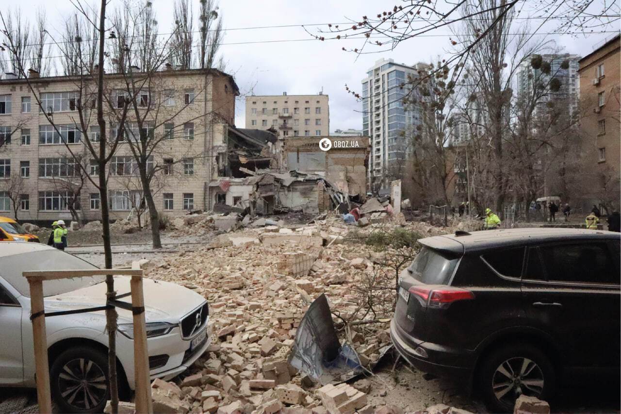 Знищено спортзал навчального закладу, є постраждалі: наслідки ракетного обстрілу на Печерську в Києві. Фото і відео