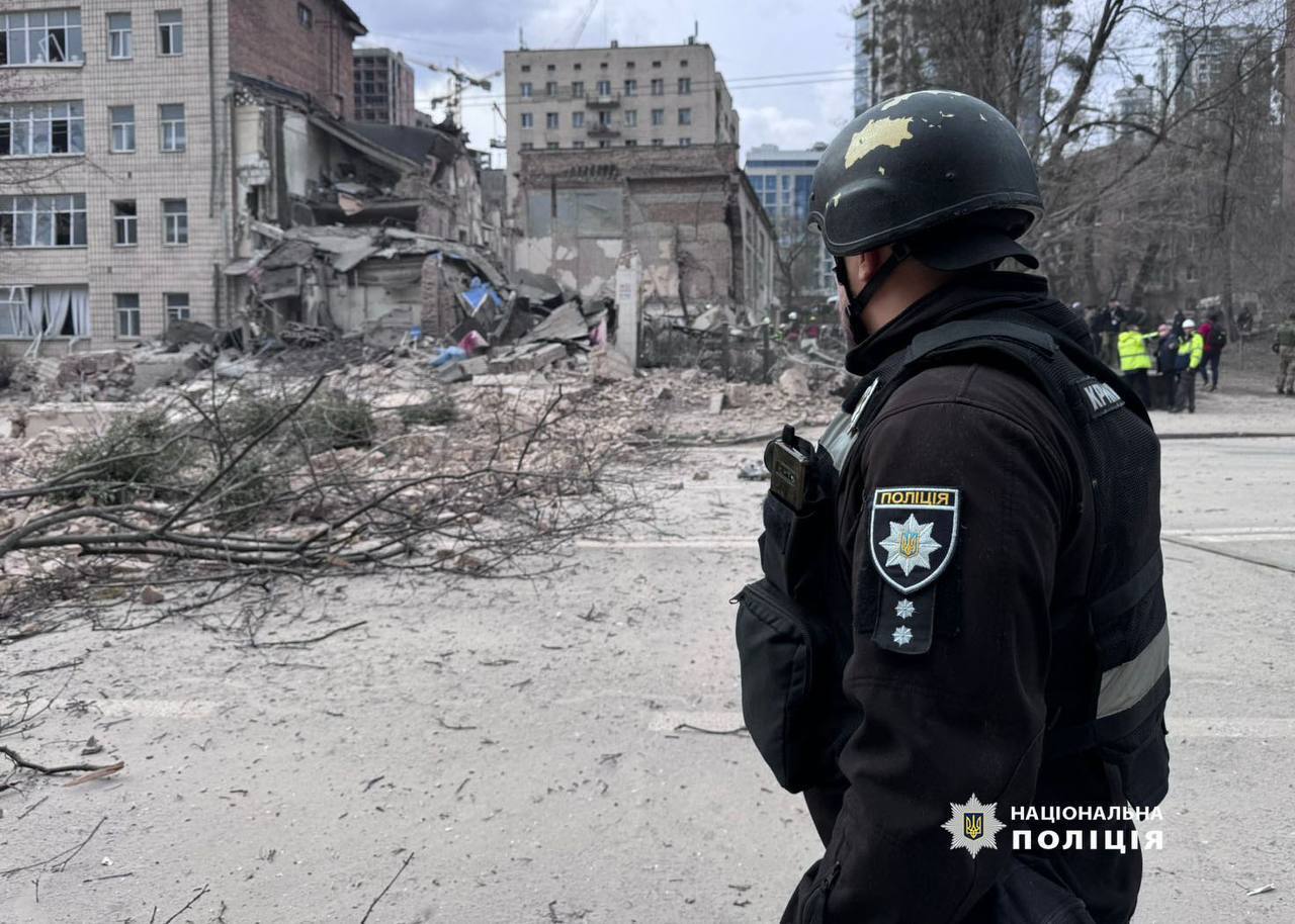 Знищено спортзал навчального закладу, є постраждалі: наслідки ракетного обстрілу на Печерську в Києві. Фото і відео