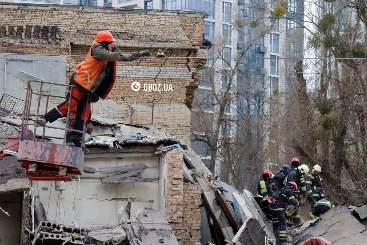 В Киеве обломок российской ракеты разрушил часть здания Академии дизайна имени Бойчука. Фото, видео и подробности