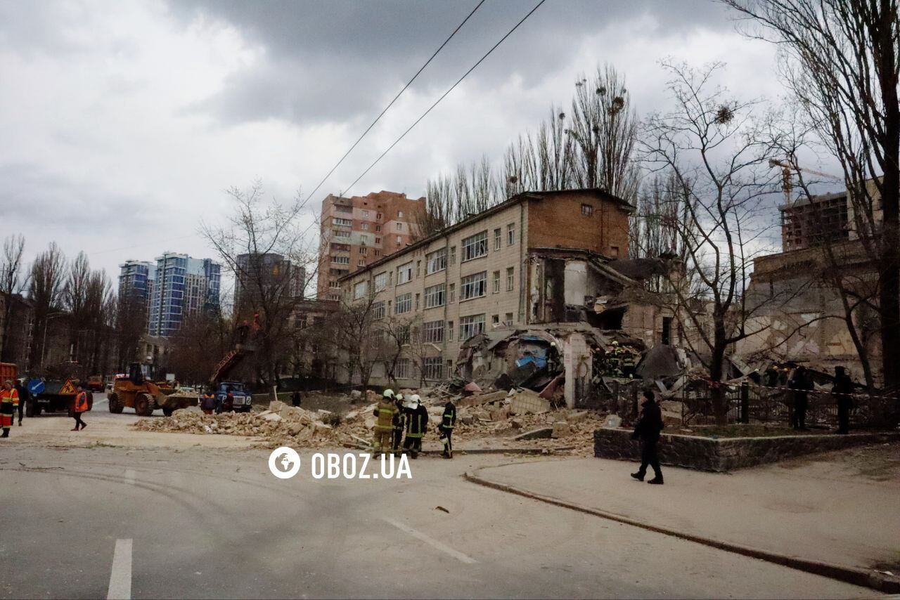У Києві уламок російської ракети зруйнував частину будівлі Академії дизайну імені Бойчука. Фото, відео і подробиці