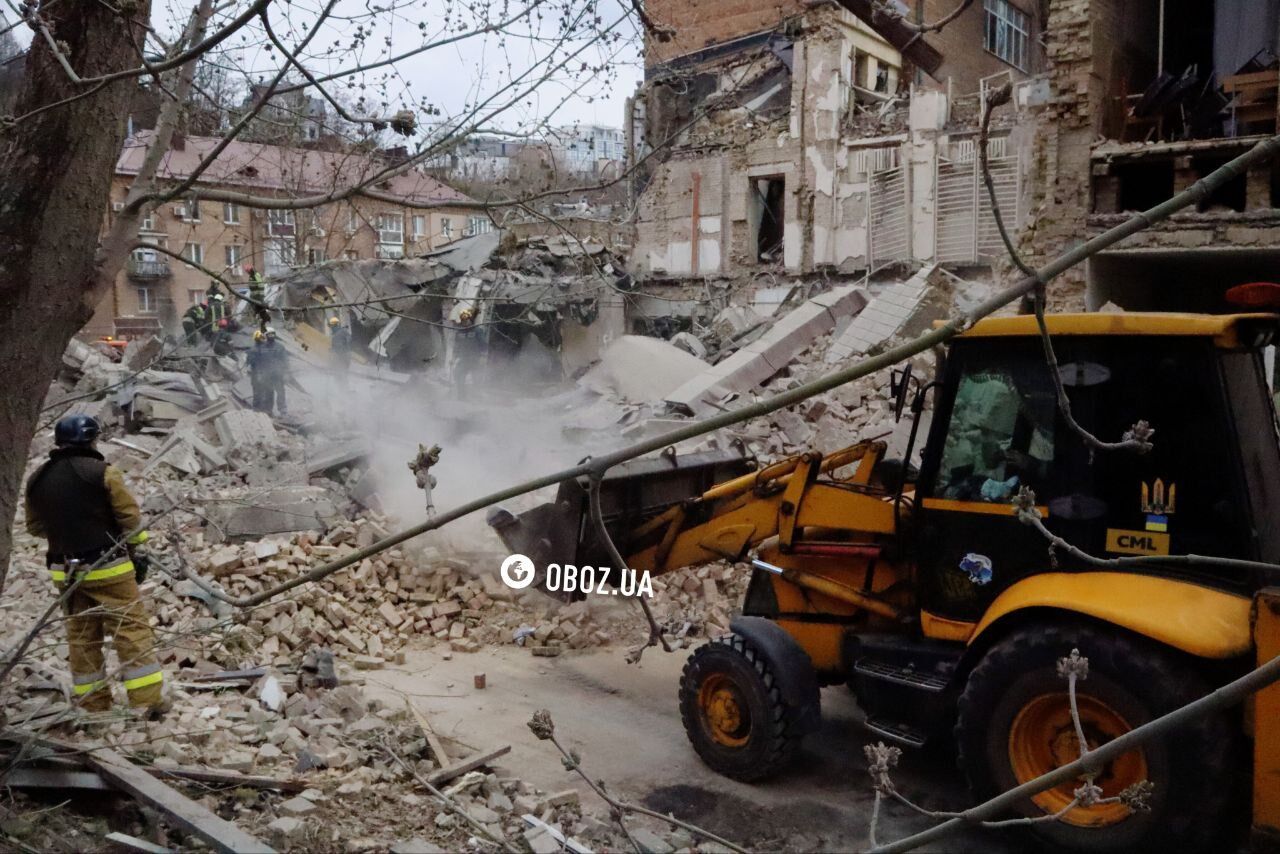 У Києві уламок російської ракети зруйнував частину будівлі Академії дизайну імені Бойчука. Фото, відео і подробиці