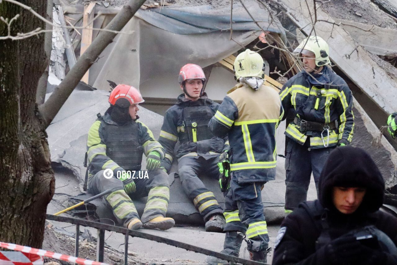 В Киеве обломок российской ракеты разрушил часть здания Академии дизайна имени Бойчука. Фото, видео и подробности