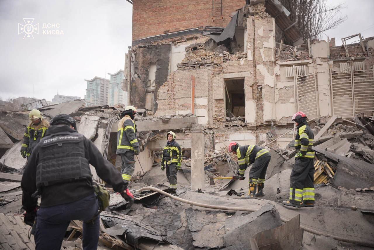 В Киеве во время воздушной тревоги прогремели взрывы, из-за падения обломков есть разрушения и пострадавшие. Фото