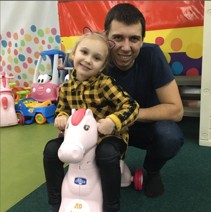 Российская ракета уничтожила дом, где мирно спали отец с маленькой дочкой: как выжила мама и что известно о погибших