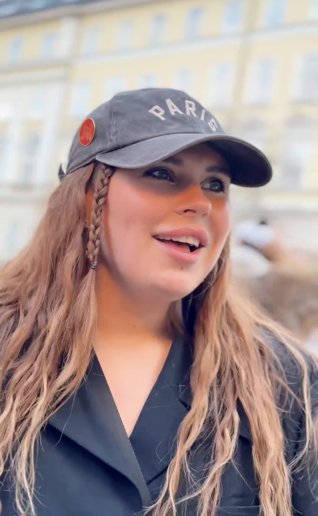 Александра Зарицкая похвасталась, что украла кепку в секонде. Видео