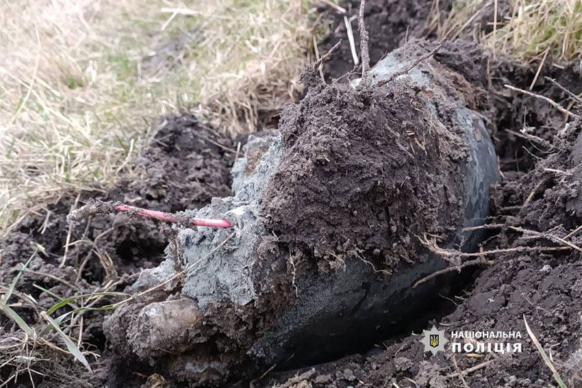 Взрывотехники изъяли упавшую накануне в частном секторе Киева боевую часть ракеты. Фото