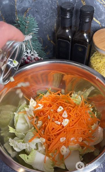 Маринована пекінська капуста замість салатів: виходить дуже хрусткою та пряною