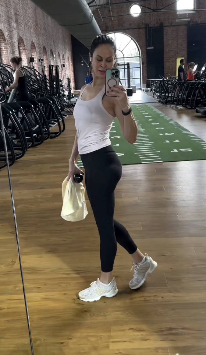 Бывшая жена Кличко, которой недавно исполнилось 50 лет, показала потрясающую фигуру в спортзале