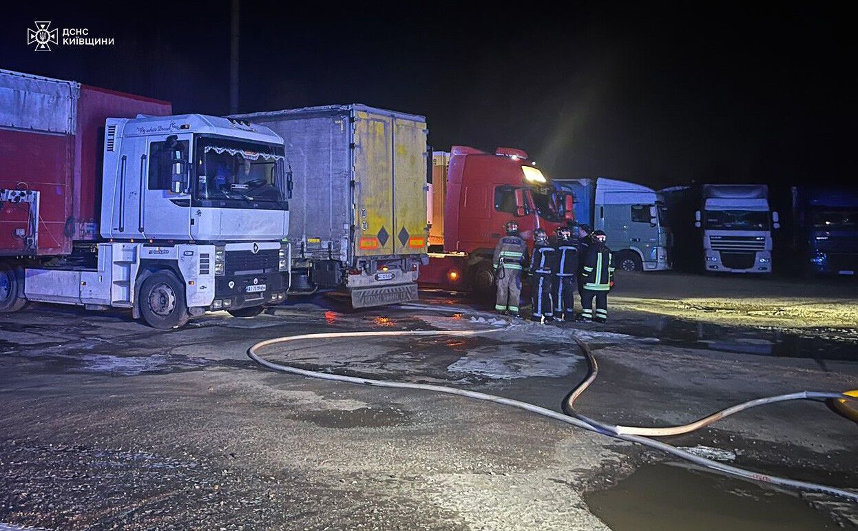 В Киевской области на парковке горел грузовик: в кабине авто обнаружили тело мужчины. Подробности трагедии