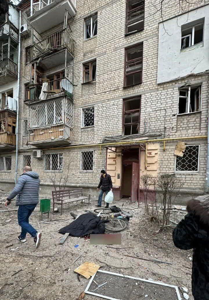 Россияне нанесли удары по жилому микрорайону Харькова: погиб человек, есть разрушения. Фото и видео