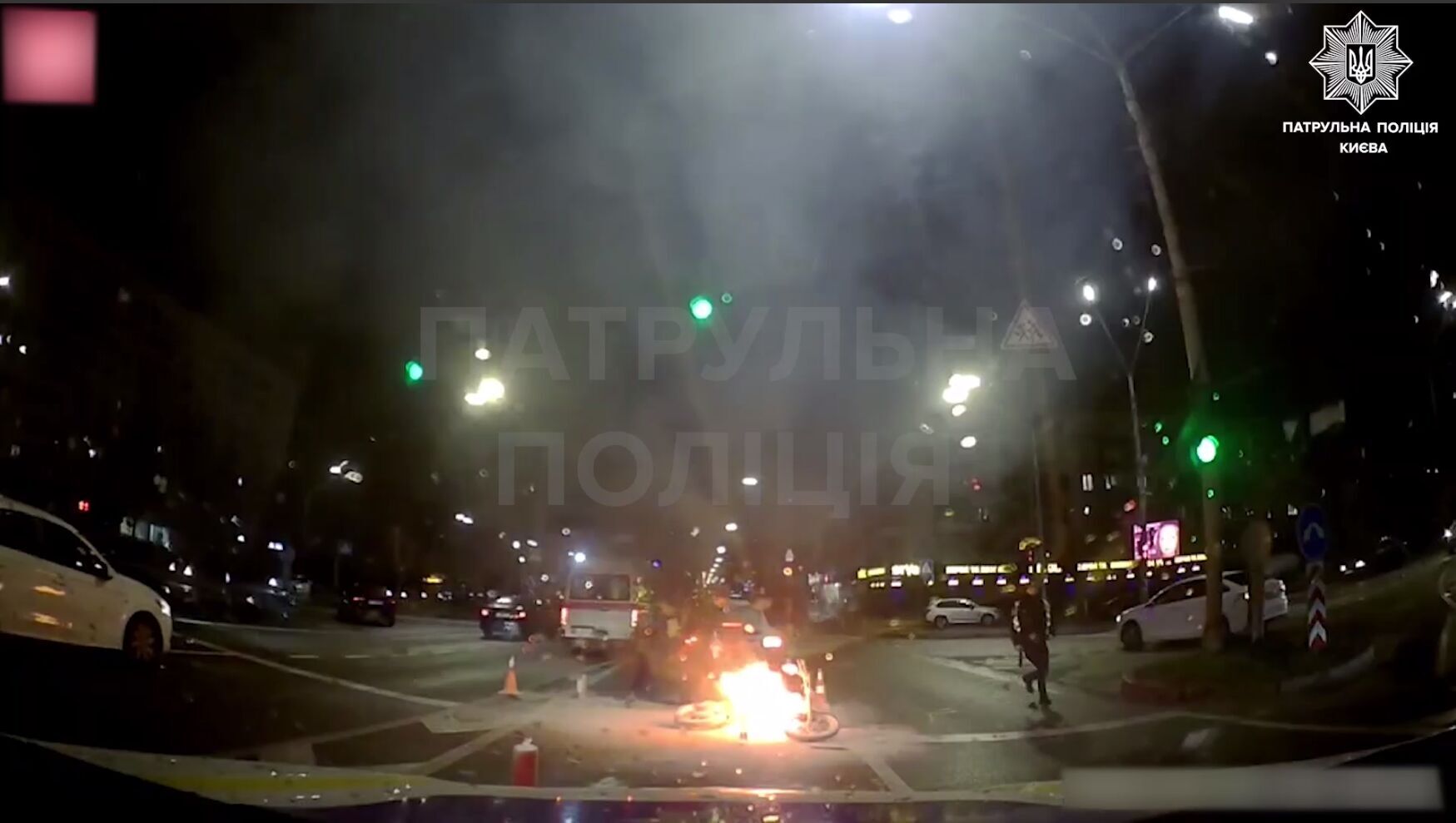 У Києві внаслідок зіткнення із легковиком загорівся мопед. Подробиці і відео 