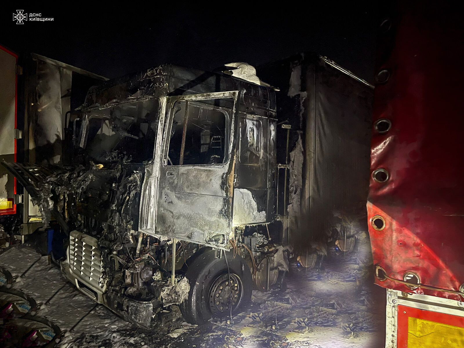 В Киевской области на парковке горел грузовик: в кабине авто обнаружили тело мужчины. Подробности трагедии