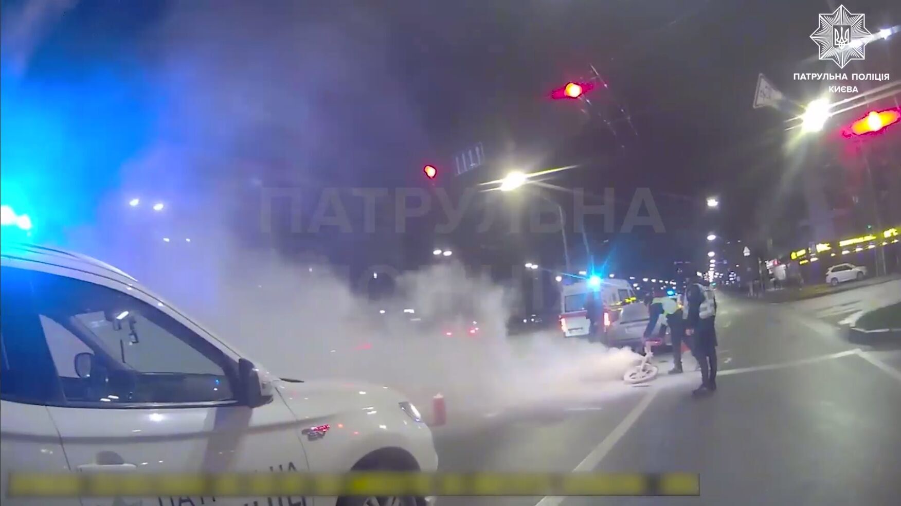 В Киеве в результате столкновения с легковушкой загорелся мопед. Подробности и видео