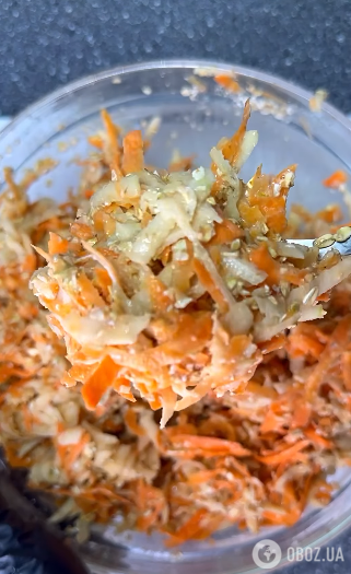 Яблучно-морквяний пиріг за елементарним рецептом: сподобається всій родині