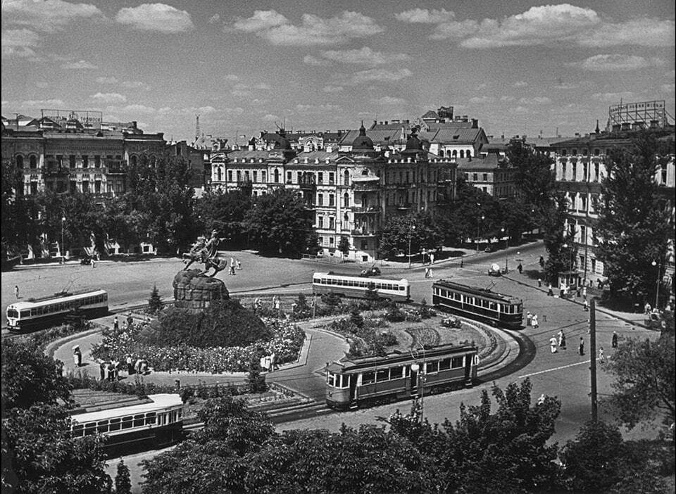 Кінцева зупинка трамваїв та велика клумба: Софійська площа в Києві у 1954 році. Унікальне фото
