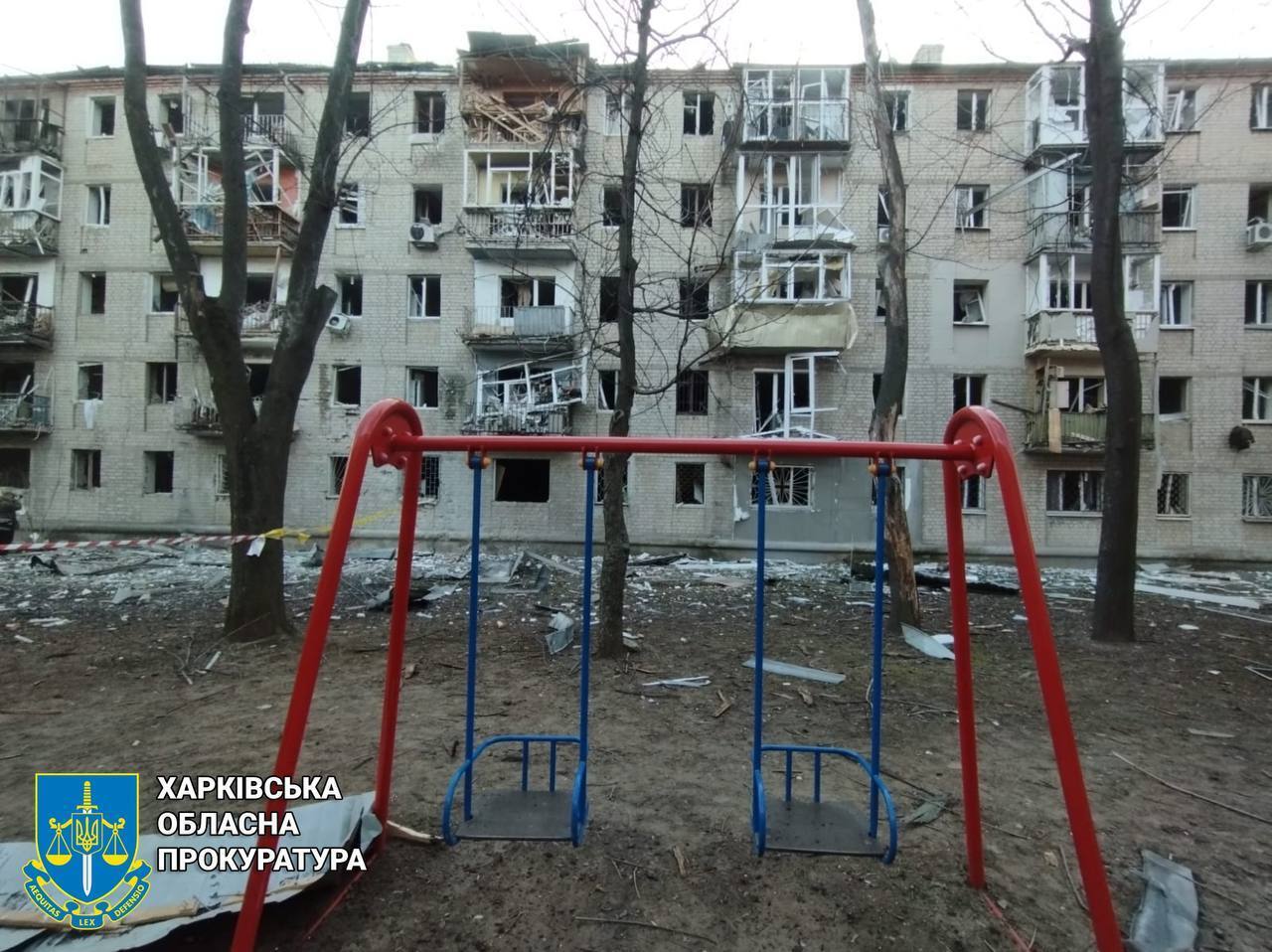 Росіяни завдали ударів по житловому мікрорайону Харкова: загинула людина, є руйнування. Фото і відео