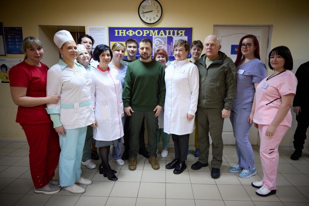 Зеленский совершил поездку в Сумскую область: посетил военный госпиталь, бригаду ТрО и осмотрел строительство фортификаций. Фото и видео
