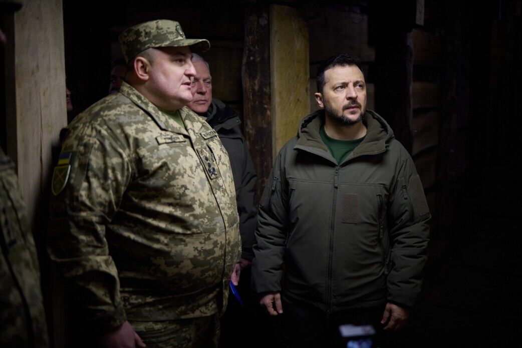 Зеленский совершил поездку в Сумскую область: посетил военный госпиталь, бригаду ТрО и осмотрел строительство фортификаций. Фото и видео