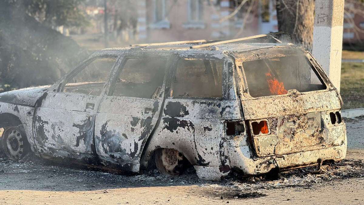 В российском Белгороде БПЛА атаковал здание МВД, также в городе горят автомобили. Фото, видео
