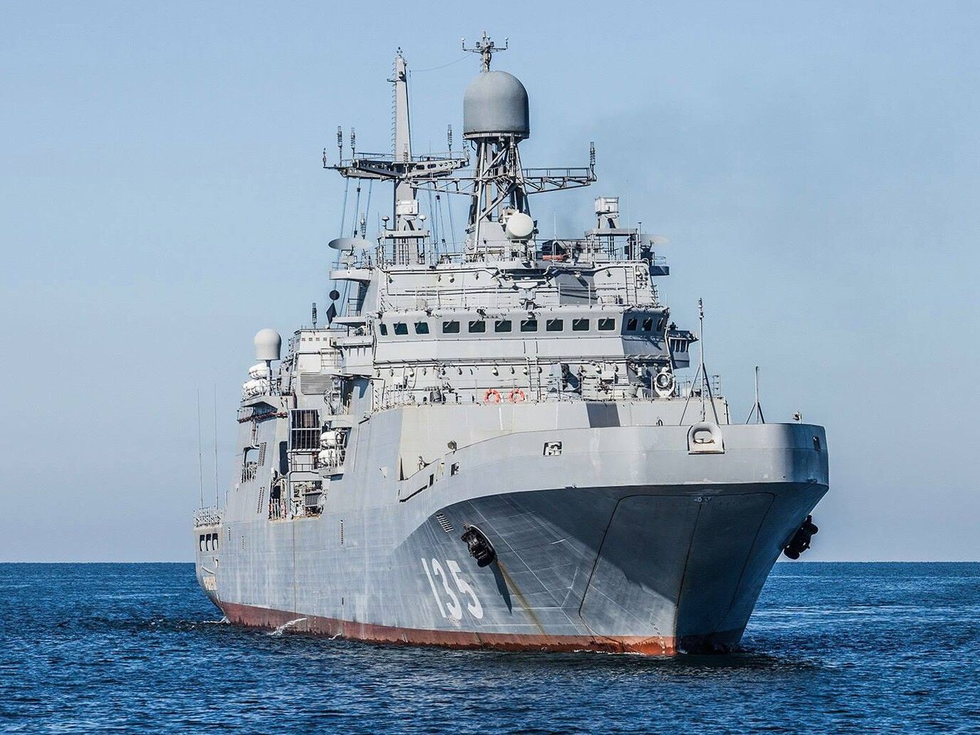 Біля берегів Іспанії помітили два російські десантні кораблі і танкер: що відбувається
