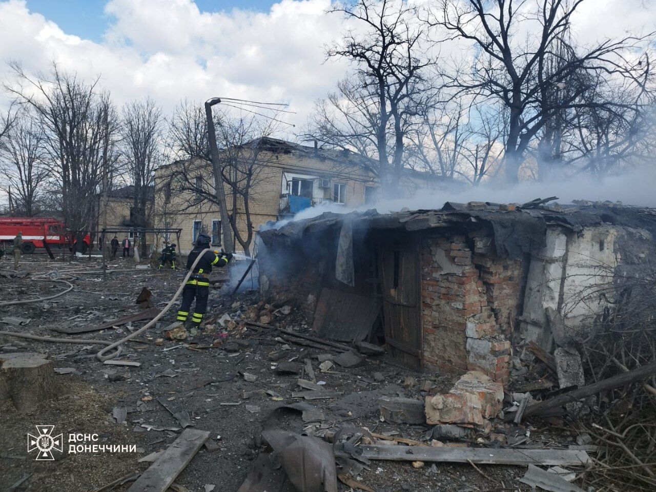  Росіяни вдарили по селищу на Донеччині: є загиблий і поранені. Фото