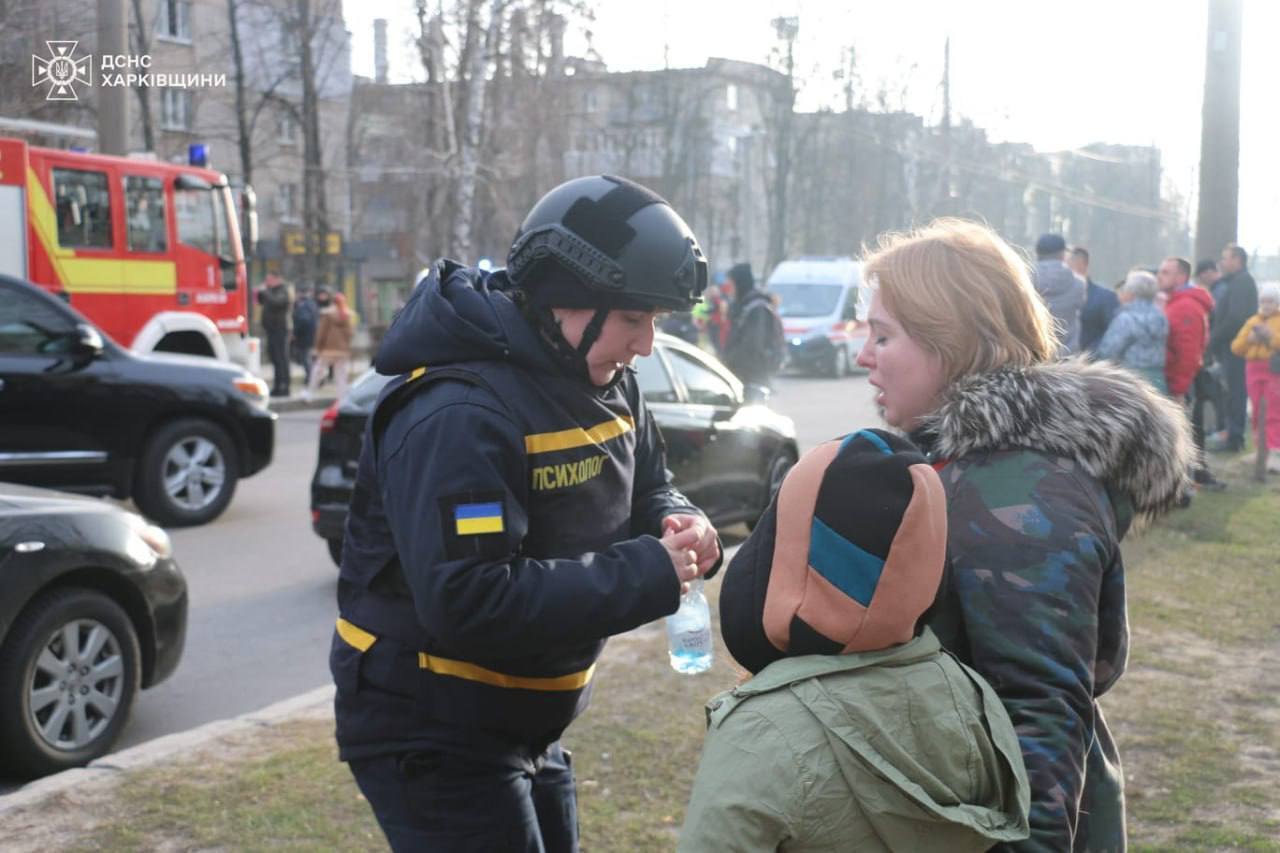 Росіяни завдали ударів по житловому мікрорайону Харкова: загинула людина, є руйнування. Фото і відео