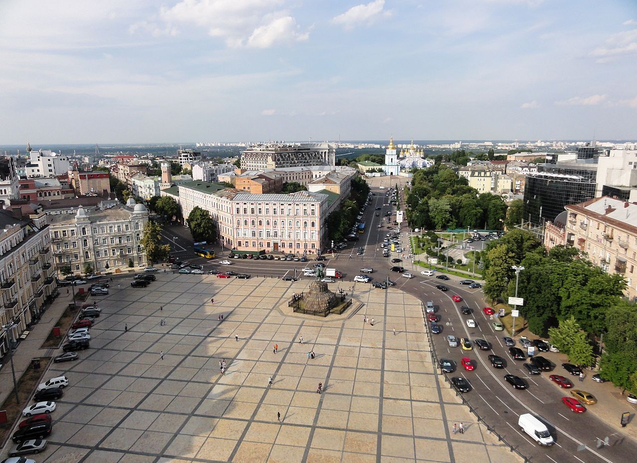 Кінцева зупинка трамваїв та велика клумба: Софійська площа в Києві у 1954 році. Унікальне фото